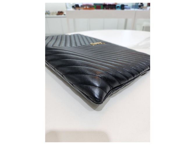 Saint Laurent Grande pochette in pelle di vitello nera trapuntata con dettagli dorati - vista 16
