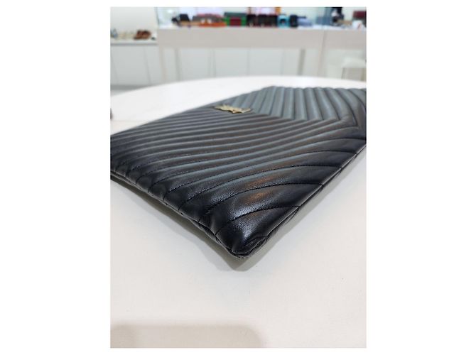 Saint Laurent Grande pochette in pelle di vitello nera trapuntata con dettagli dorati - vista 17