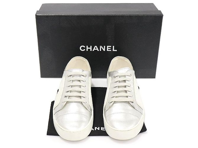 Chanel Sneakers da donna in pelle di vitello argentata con logo CC in gomma bianca - vista 2