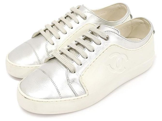 Chanel Sneakers da donna in pelle di vitello argentata con logo CC in gomma bianca - vista 3