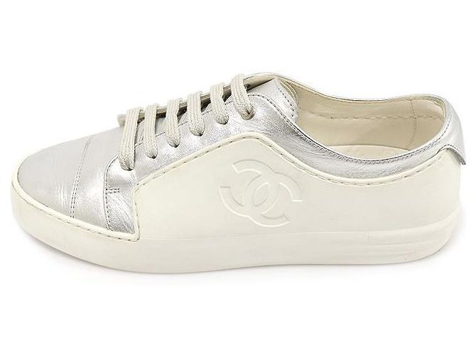 Chanel Sneakers da donna in pelle di vitello argentata con logo CC in gomma bianca - vista 4