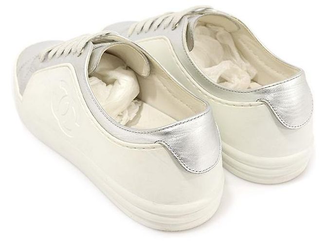 Chanel Sneakers da donna in pelle di vitello argentata con logo CC in gomma bianca - vista 5