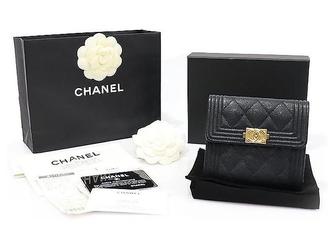 Chanel Cartera Boy de Caviar Negro y Oro - vista 2