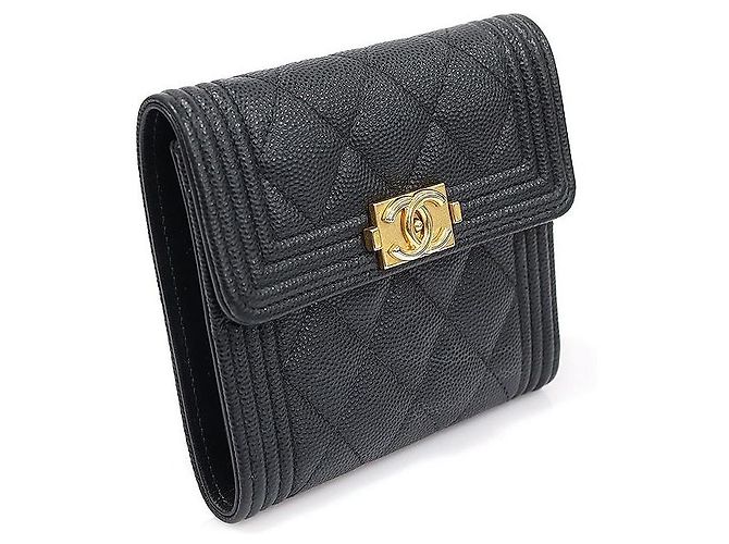 Chanel Cartera Boy de Caviar Negro y Oro - vista 3