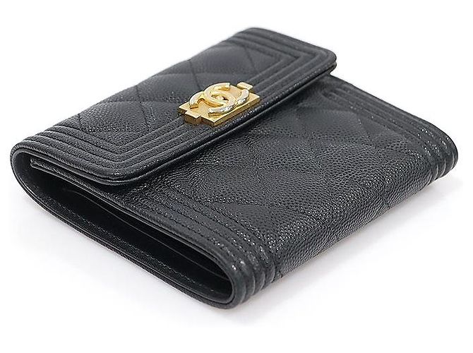 Chanel Cartera Boy de Caviar Negro y Oro - vista 4
