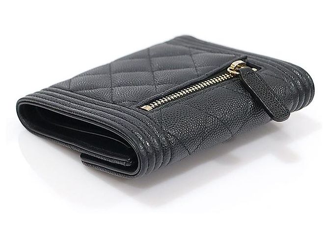 Chanel Cartera Boy de Caviar Negro y Oro - vista 5