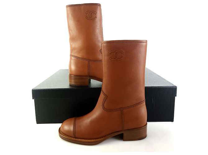 Chanel Gepolsterte Lederstiefel - Ansicht 2