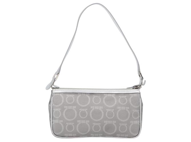 Borsa a Spalla Gancini in PVC Pelle Argento Auth 173697 di Salvatore Ferragamo - vista 2