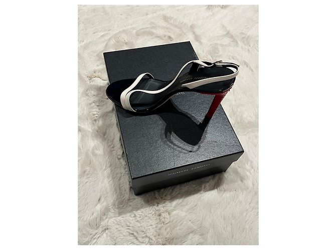 Giuseppe Zanotti Sandalen aus weißem Lackleder mit rotem Python-Absatz - Ansicht 11