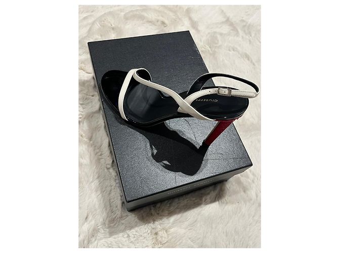 Giuseppe Zanotti Sandalen aus weißem Lackleder mit rotem Python-Absatz - Ansicht 12