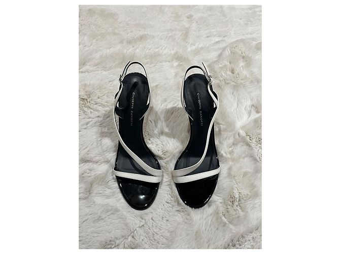 Giuseppe Zanotti Sandalen aus weißem Lackleder mit rotem Python-Absatz - Ansicht 3