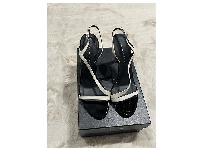 Giuseppe Zanotti Sandalen aus weißem Lackleder mit rotem Python-Absatz - Ansicht 7
