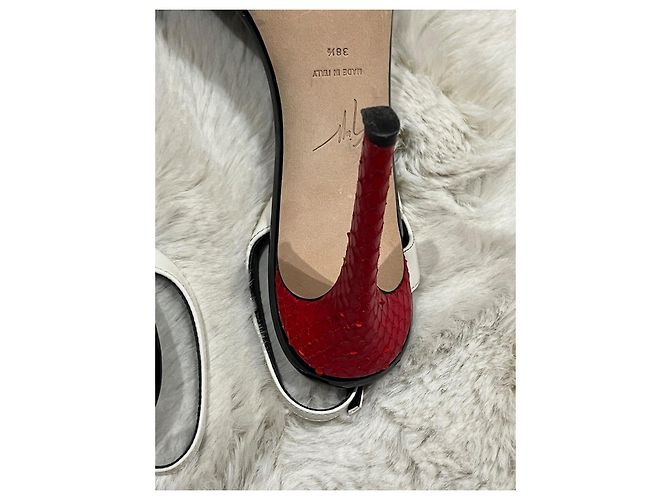 Giuseppe Zanotti Sandalen aus weißem Lackleder mit rotem Python-Absatz - Ansicht 9