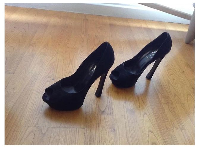 Décolleté Saint Laurent in suede nero con punta aperta - vista 2