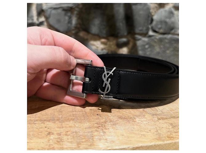 Saint Laurent Schwarzer Ledergürtel mit silbernem YSL-Logo - Ansicht 2