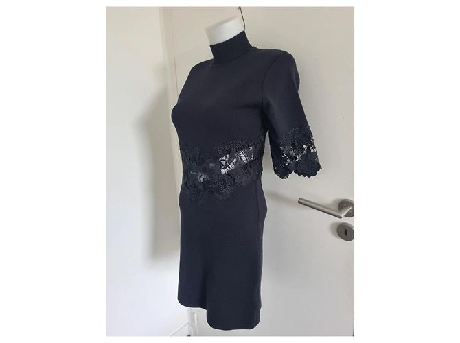 Rebecca Vallance Schwarzes Strickkleid mit Spitzendetails - Ansicht 2