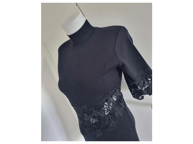 Rebecca Vallance Schwarzes Strickkleid mit Spitzendetails - Ansicht 3