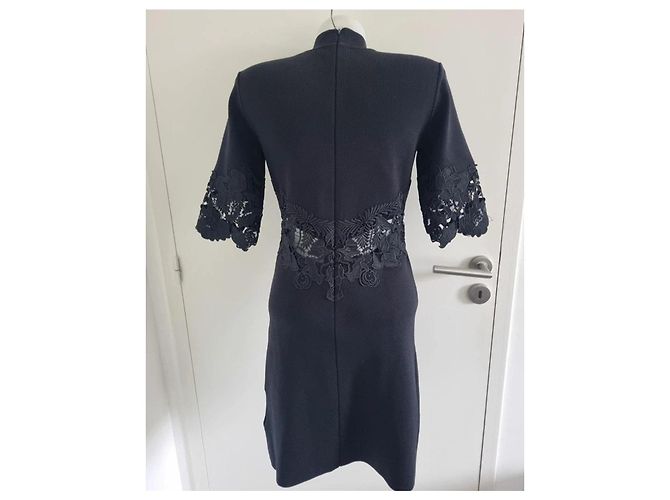 Rebecca Vallance Schwarzes Strickkleid mit Spitzendetails - Ansicht 4
