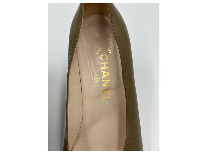Décolleté Chanel in pelle khaki oliva Cachi - vista 10
