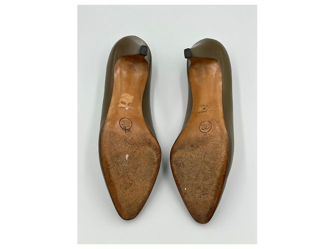 Décolleté Chanel in pelle khaki oliva Cachi - vista 11