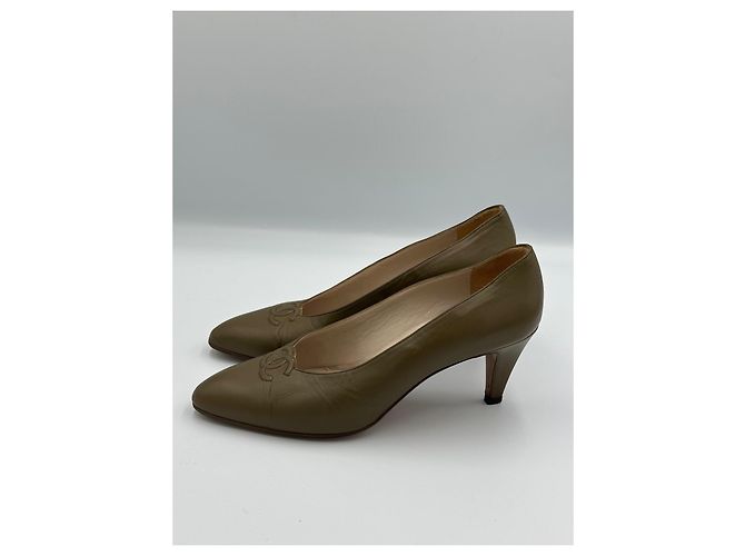Décolleté Chanel in pelle khaki oliva Cachi - vista 2