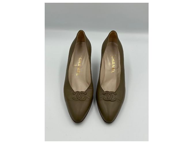 Décolleté Chanel in pelle khaki oliva Cachi - vista 3