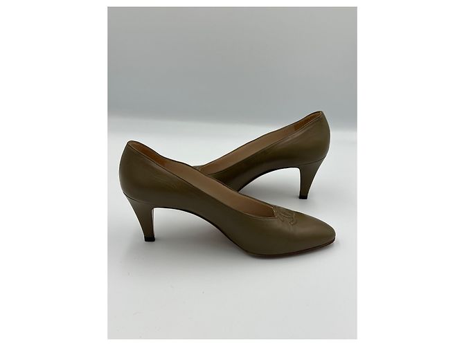 Décolleté Chanel in pelle khaki oliva Cachi - vista 7