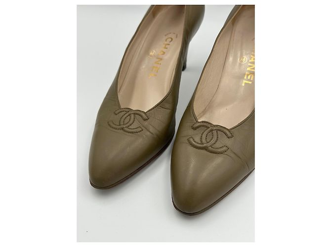 Décolleté Chanel in pelle khaki oliva Cachi - vista 8