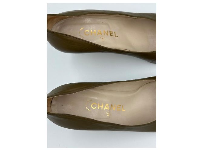 Décolleté Chanel in pelle khaki oliva Cachi - vista 9