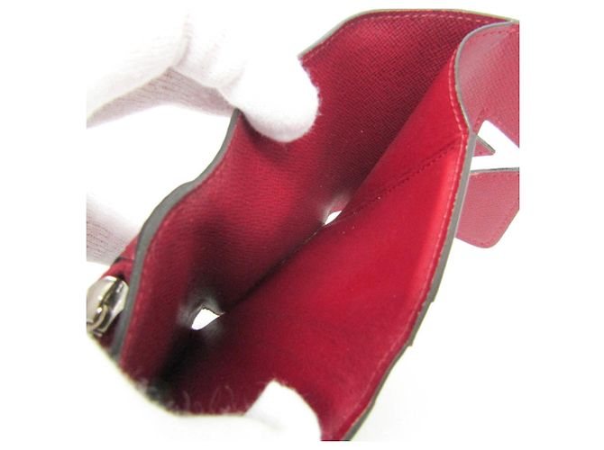 Billetera Compacta Epi Twist Louis Vuitton M68607 Burdeos - vista 11