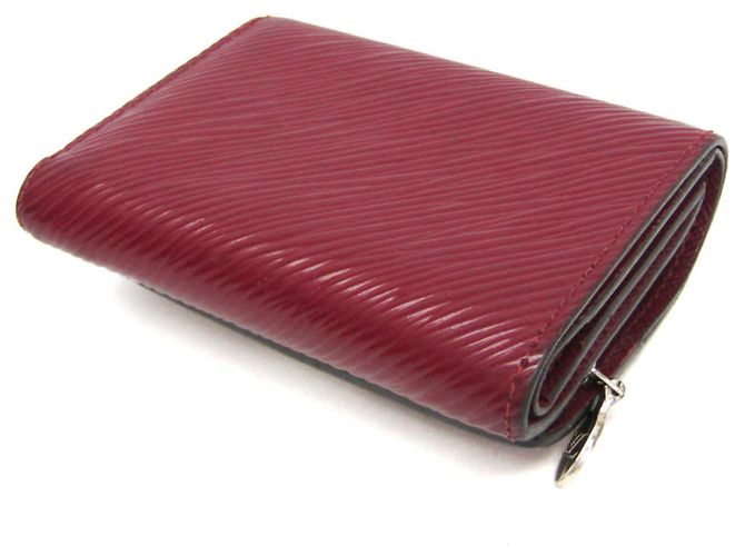 Billetera Compacta Epi Twist Louis Vuitton M68607 Burdeos - vista 2