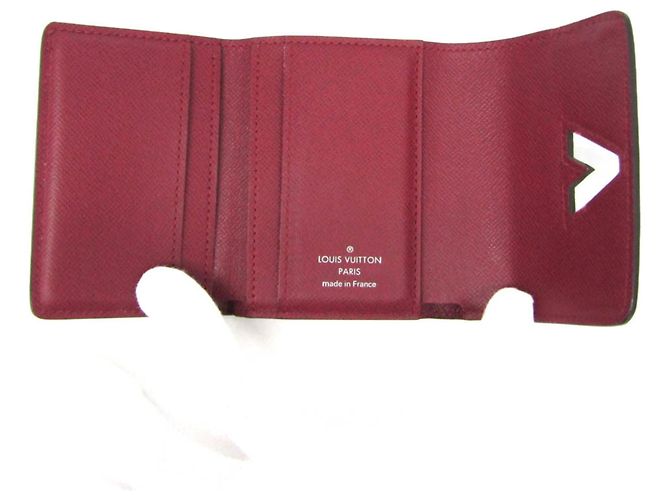 Billetera Compacta Epi Twist Louis Vuitton M68607 Burdeos - vista 3