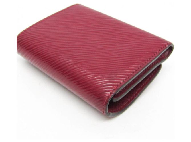 Billetera Compacta Epi Twist Louis Vuitton M68607 Burdeos - vista 6