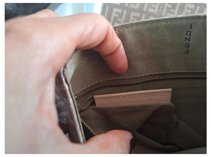 Borsa baguette Fendi Mama beige in tessuto - vista 13