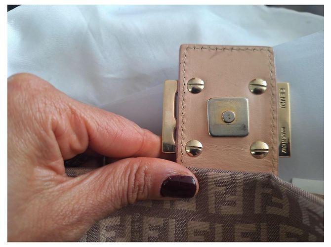 Borsa baguette Fendi Mama beige in tessuto - vista 16
