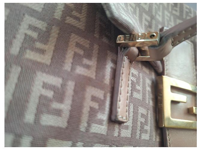 Borsa baguette Fendi Mama beige in tessuto - vista 17