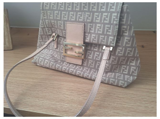 Borsa baguette Fendi Mama beige in tessuto - vista 9