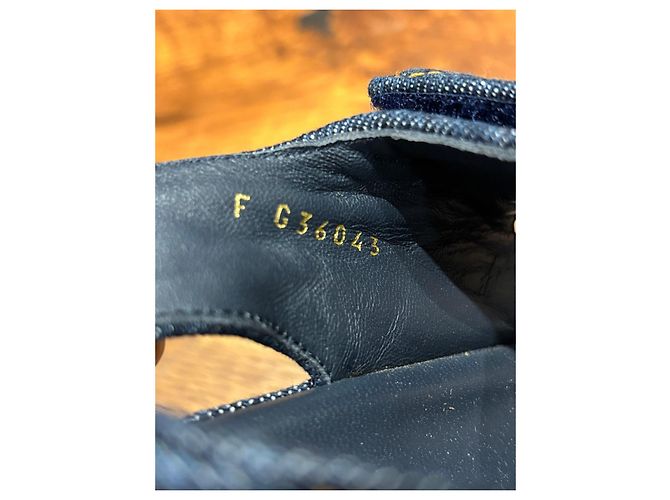 Sandales Dad en denim matelassé avec logo CC de Chanel Bleu - vue 10