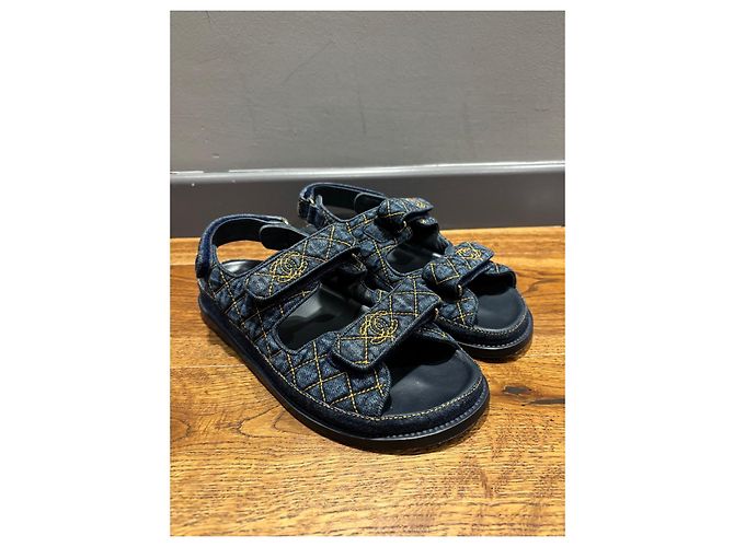 Sandales Dad en denim matelassé avec logo CC de Chanel Bleu - vue 12