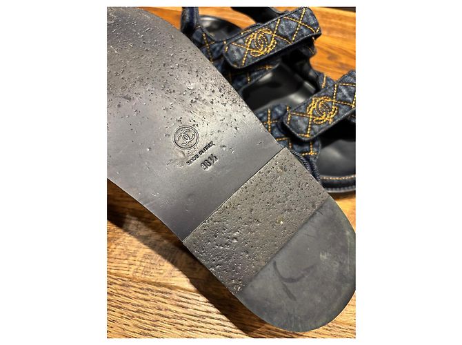 Sandales Dad en denim matelassé avec logo CC de Chanel Bleu - vue 3