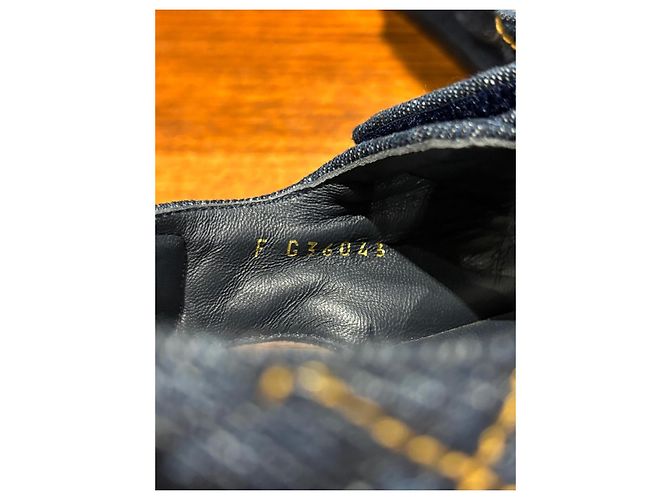 Sandales Dad en denim matelassé avec logo CC de Chanel Bleu - vue 4