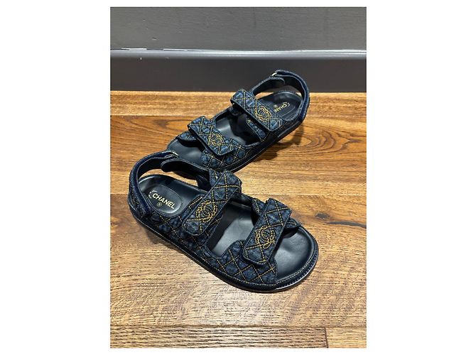 Sandales Dad en denim matelassé avec logo CC de Chanel Bleu - vue 7