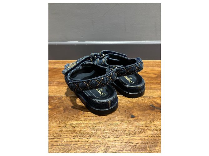 Sandales Dad en denim matelassé avec logo CC de Chanel Bleu - vue 8
