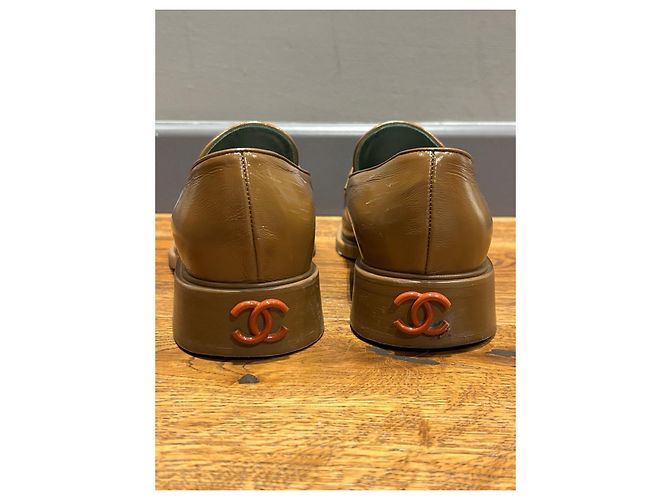 Mocassini in pelle marrone con logo CC di Chanel - vista 10