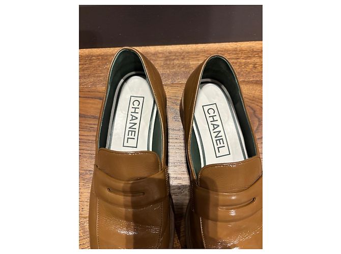 Mocassini in pelle marrone con logo CC di Chanel - vista 11