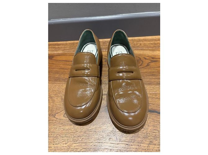 Mocassini in pelle marrone con logo CC di Chanel - vista 12