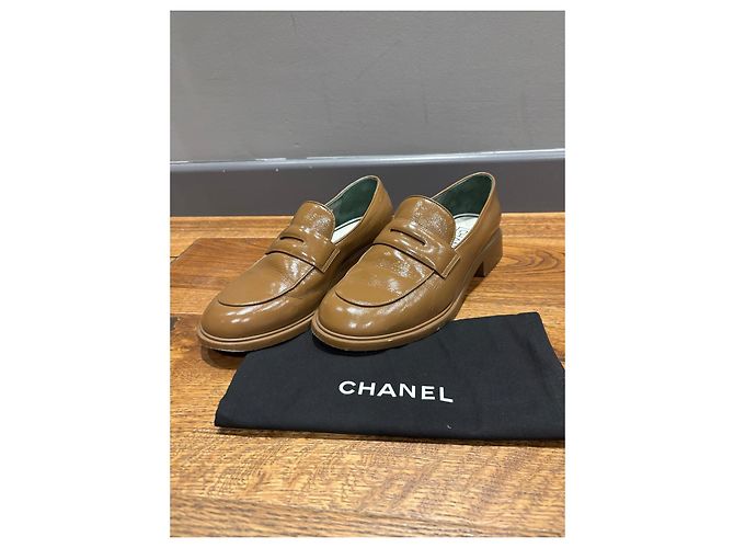Mocassini in pelle marrone con logo CC di Chanel - vista 14