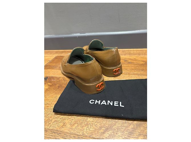 Mocassini in pelle marrone con logo CC di Chanel - vista 8