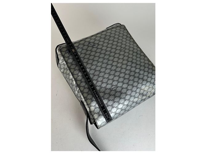 Céline Vintage Celine Paris Triomphe Monogramm Schultertasche aus Lackleder Silber Schwarz - Ansicht 13