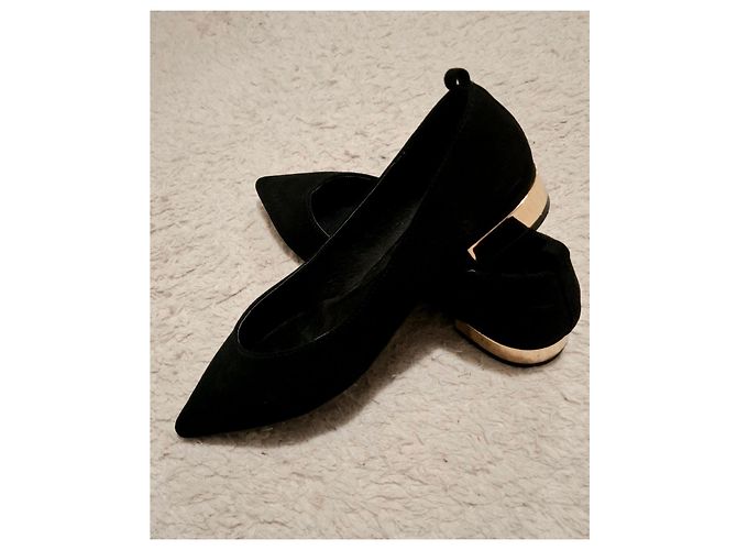 Autre Marque Schwarze Pumps mit goldenem Absatz - Ansicht 12